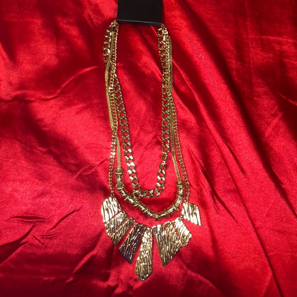 GORGEOUS 3 piece necklace set 😛